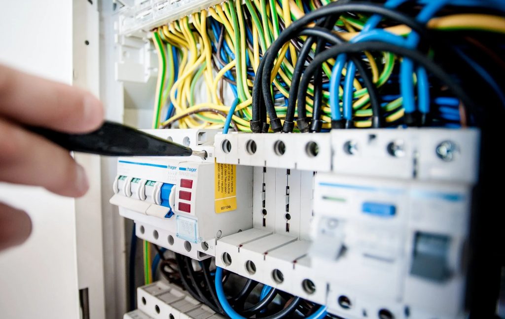 Encuentre excelentes cursos de electricista en línea